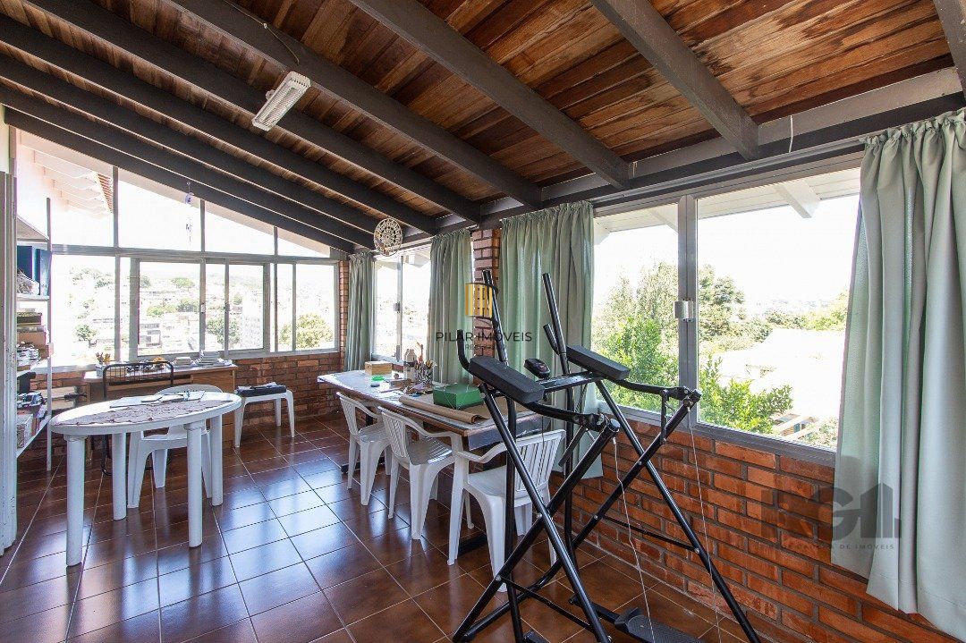 Casa com 4 quartos, suíte, churrasqueira, lareira, garagem coberta e lindo jardim.