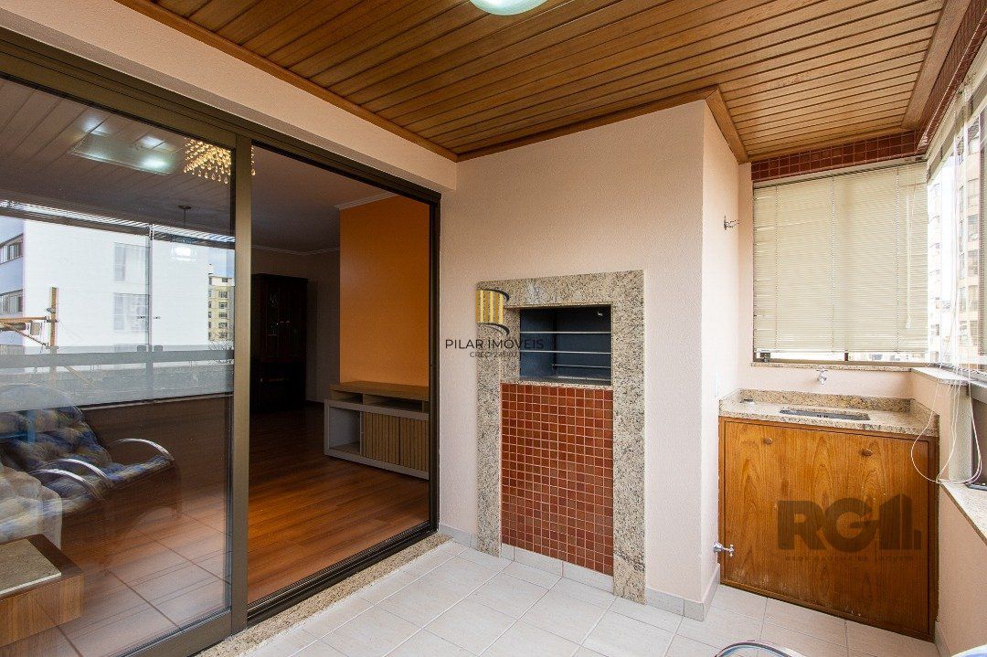 Apartamento 3 quartos, 1 suite, dependência, sacada com churrasqueira, 2 vagas - Bairro Menino Deus