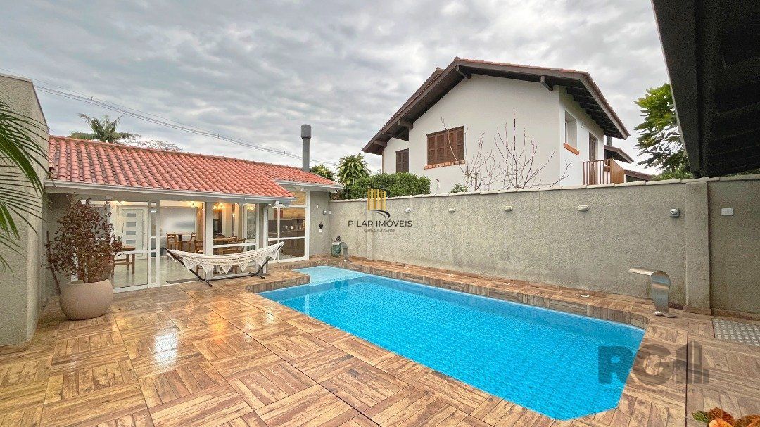 Casa  com Sobrado reformado, de dois pisos, com 3 dormitorios sendo duas  suítes