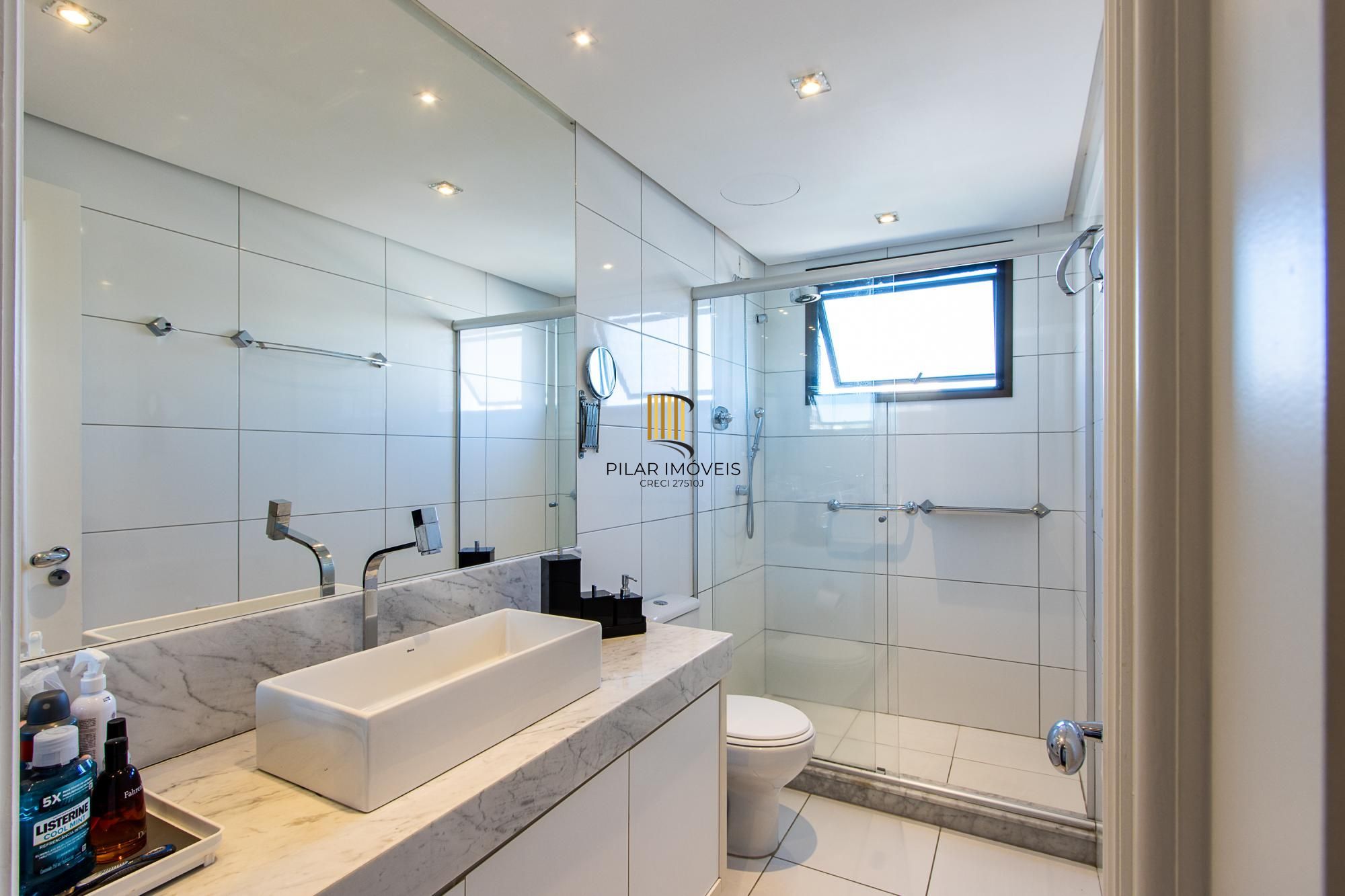 Excelente apartamento de 3 dormitórios, 1 suíte e 2 vagas no bairro Tristeza.