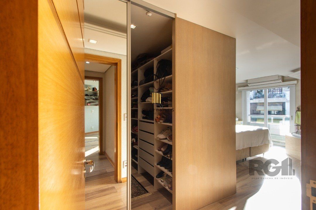 Casa com 5 suites com area privativa 714,00