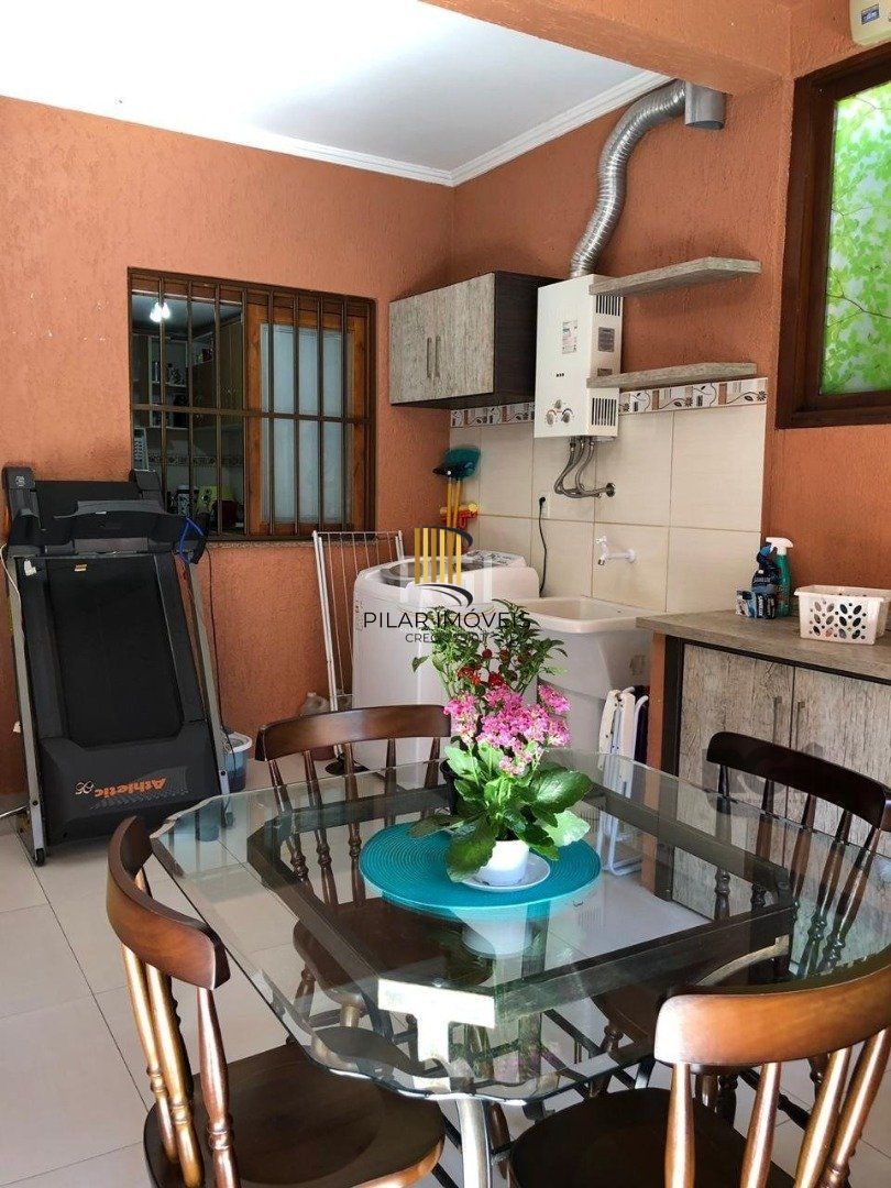 Casa residencial de 3 dormitórios sendo um uma suíte localizada no bairro Guarujá.