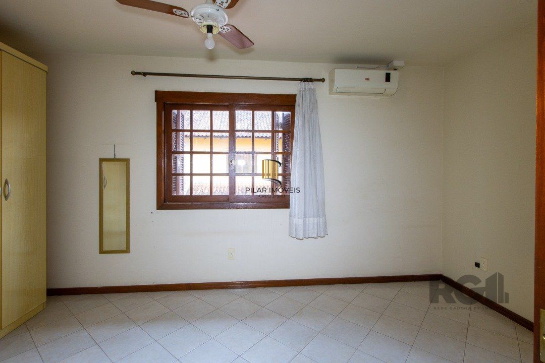 Casa em Condomínio na Zona Sul, no bairro Hípica, com 2 dormitórios, living para dois ambientes, cozinha mobiliada, lavabo