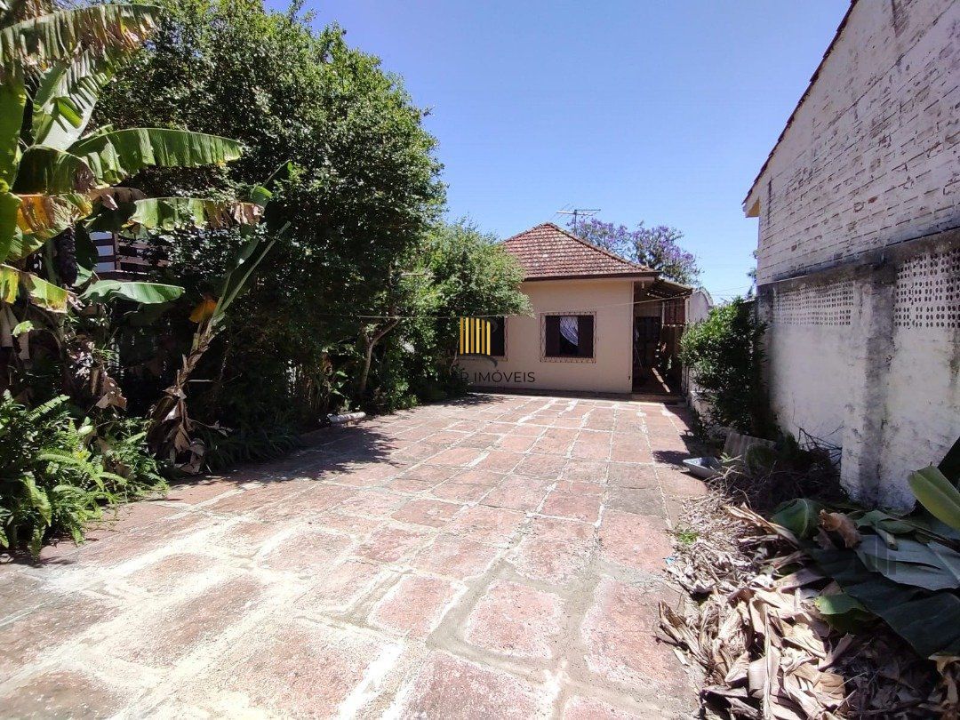 Casa térrea, 2 quartos, 2 vagas, edicula com 1 quarto e um banheiro - Bairro Tristeza
