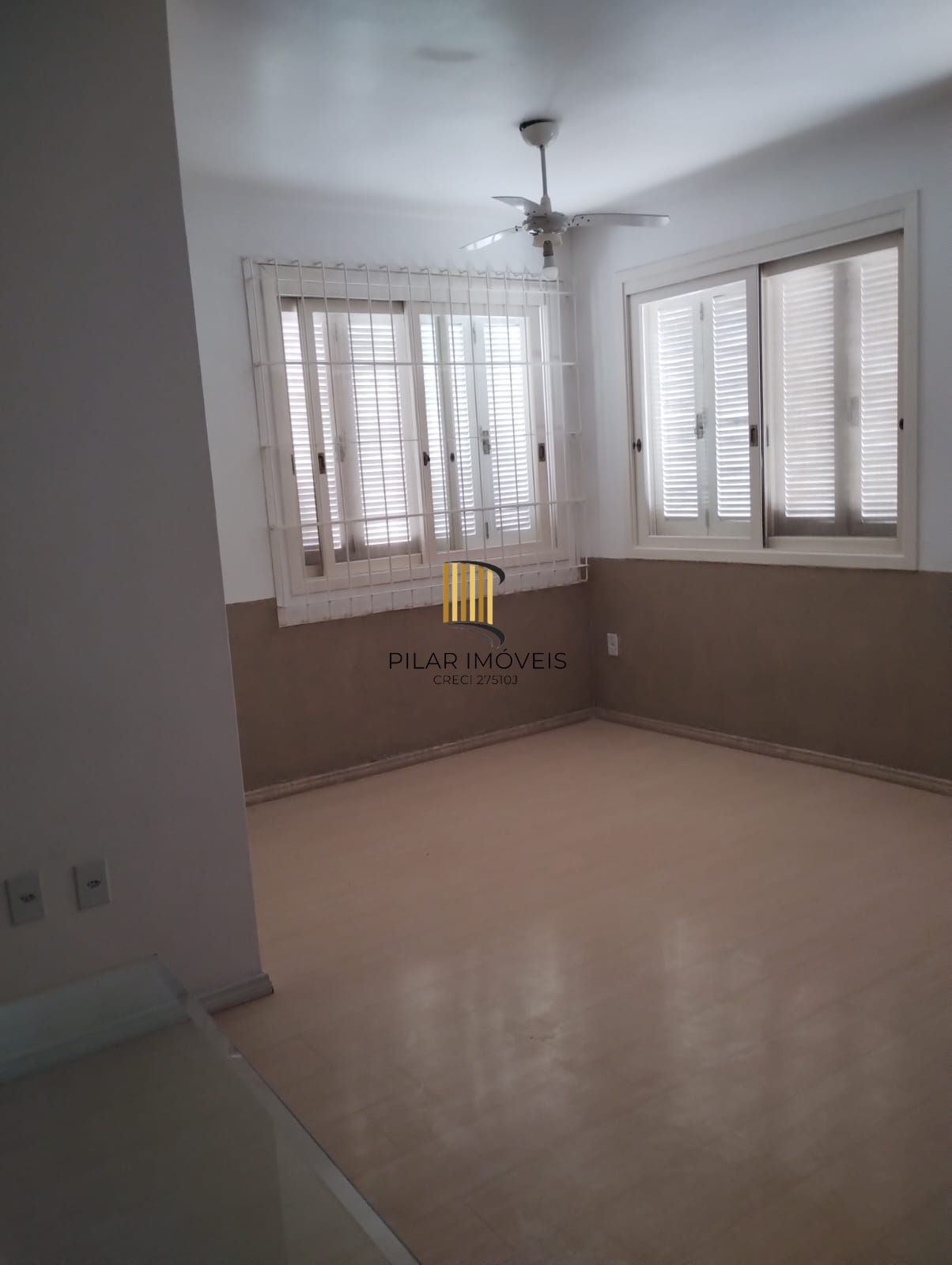 Excelente Casa com 03 suítes + Apto nos fundos com 01 Dor. Garagem 3 carros
