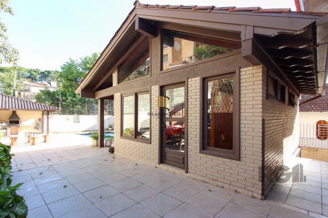 Casa a venda com 03 dormitórios, living 03 ambientes com vista para o Rio.