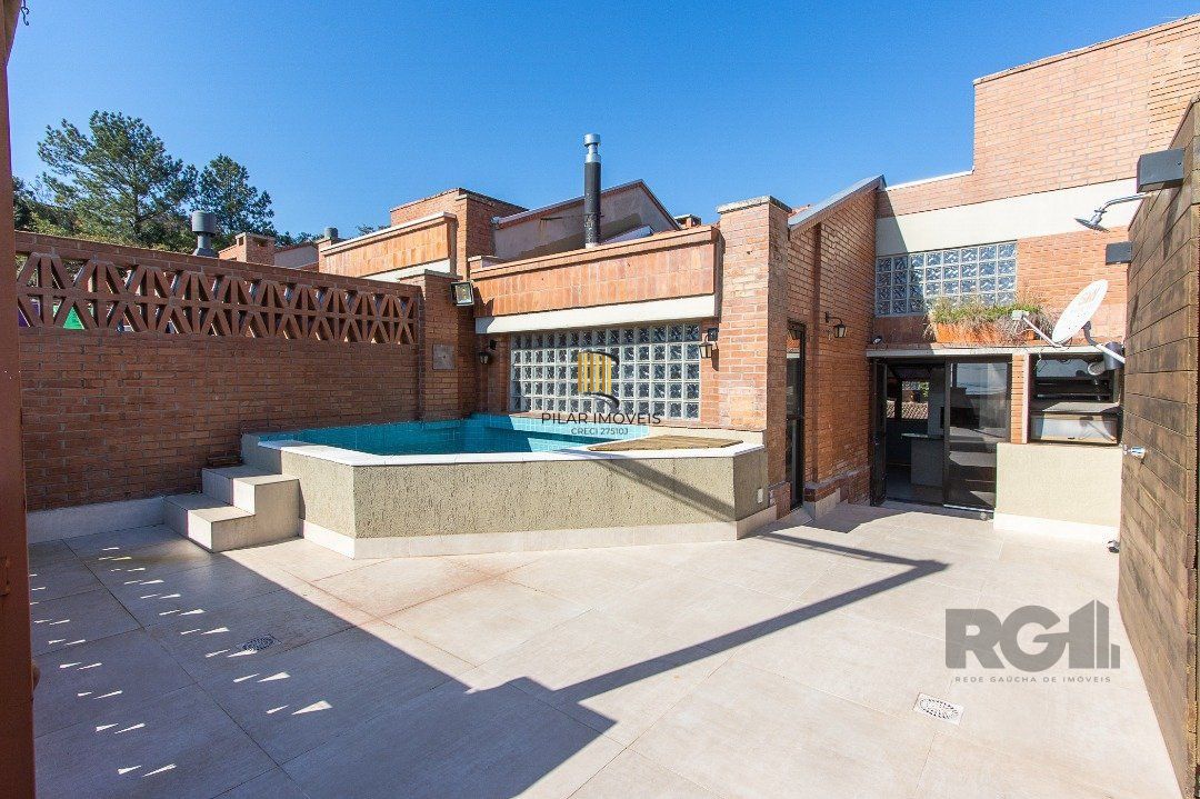 Excelente casa de 3 andares em condomínio fechado