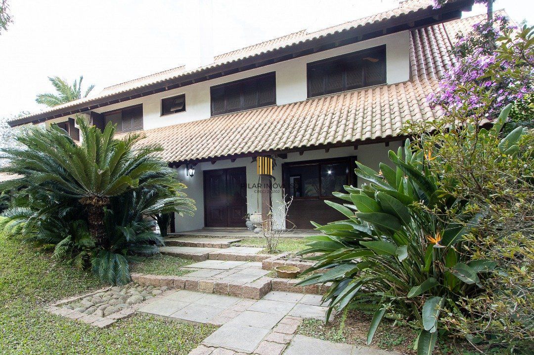 Casa de Condomínio 6 dormitórios no bairro Cavalhada