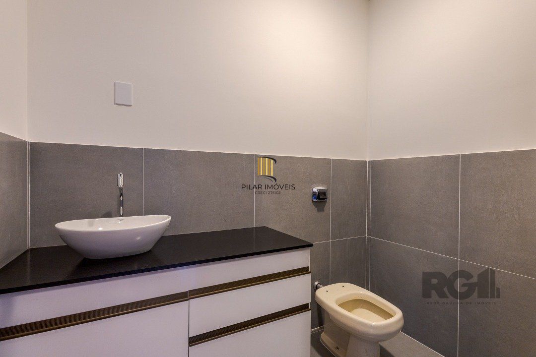 Casa 103m² - 3 dormitórios, 1 suíte, piscina, 2 vagas no bairro Hípica