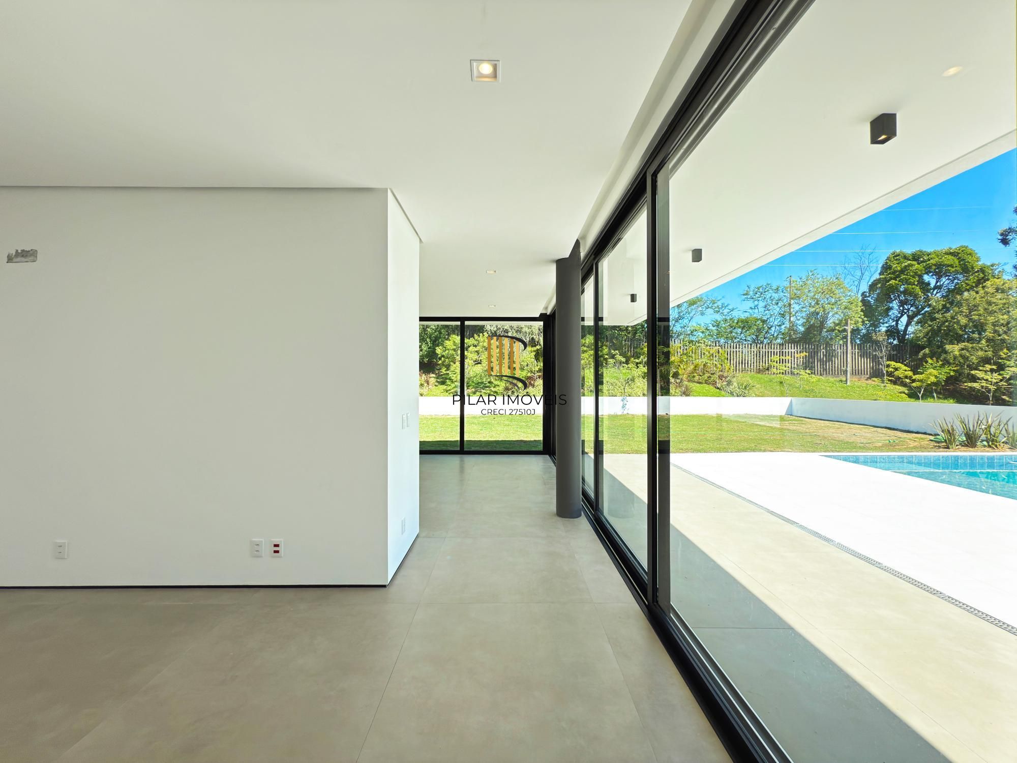 A casa conta com 434m2 de área construída, mas com um aproveitamento total dos 1.012m2 do lote