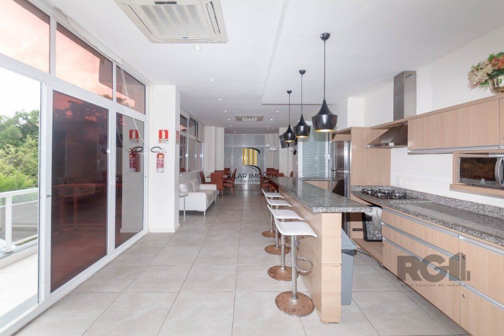 Apartamento andar alto que possui 2 dormitórios, sendo 1 súite, living para 2 ambientes, cozinha mobiliada, banheiro auxiliar