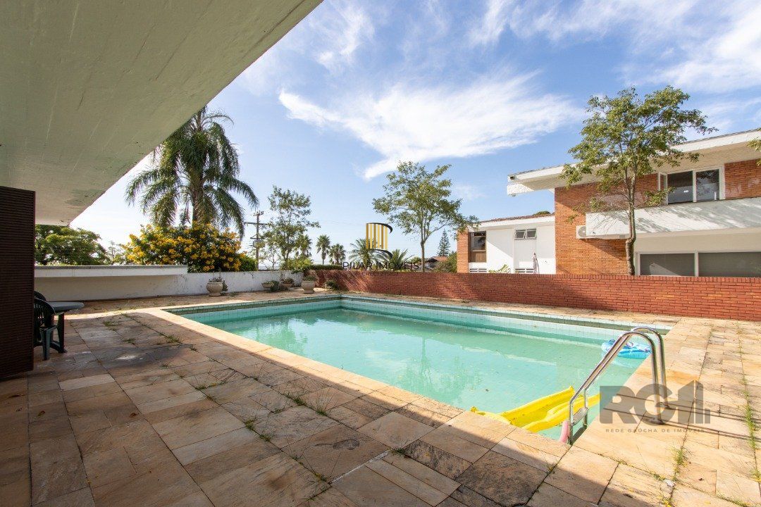 Casa com 724 m² privativos, 4 dormitórios sendo 4 suítes, 6 vagas sendo 3 cobertas