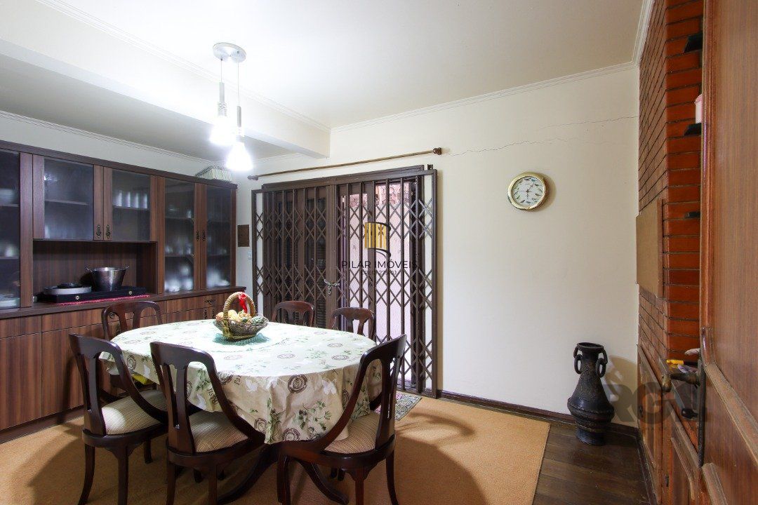 Casa a venda com 03 dormitórios, living 03 ambientes com vista para o Rio.