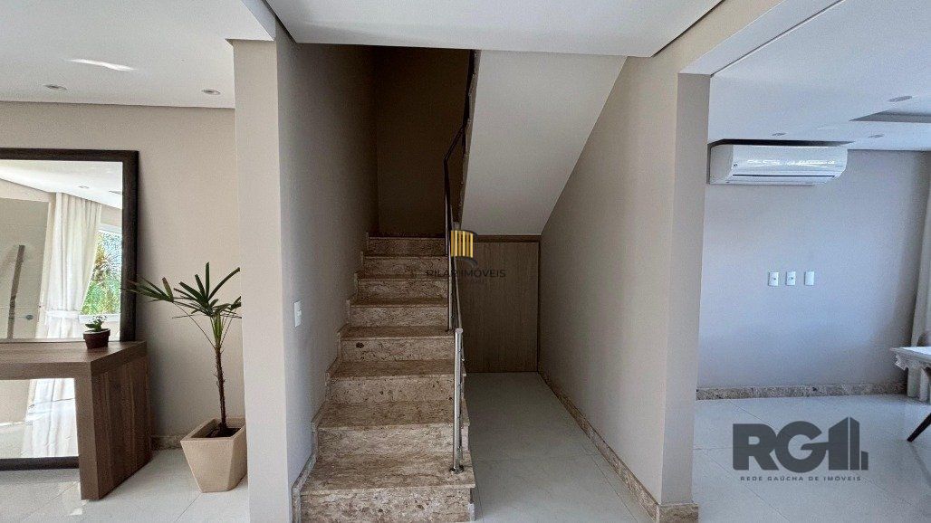 Casa em condomínio com 4 suítes, 4 vagas de garagem, pátio com piscina