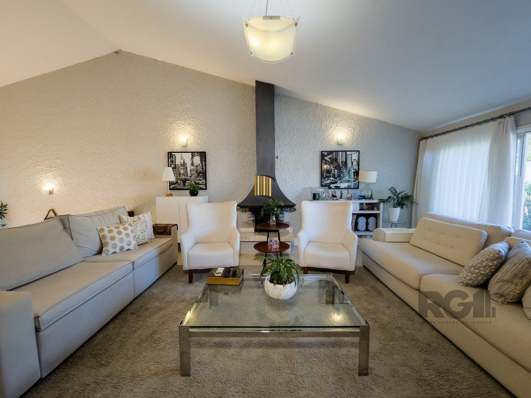 CASA TÉRREA REFORMADA, 3 QUARTOS, SUITE, PÁTIO - BAIRRO CRISTAL