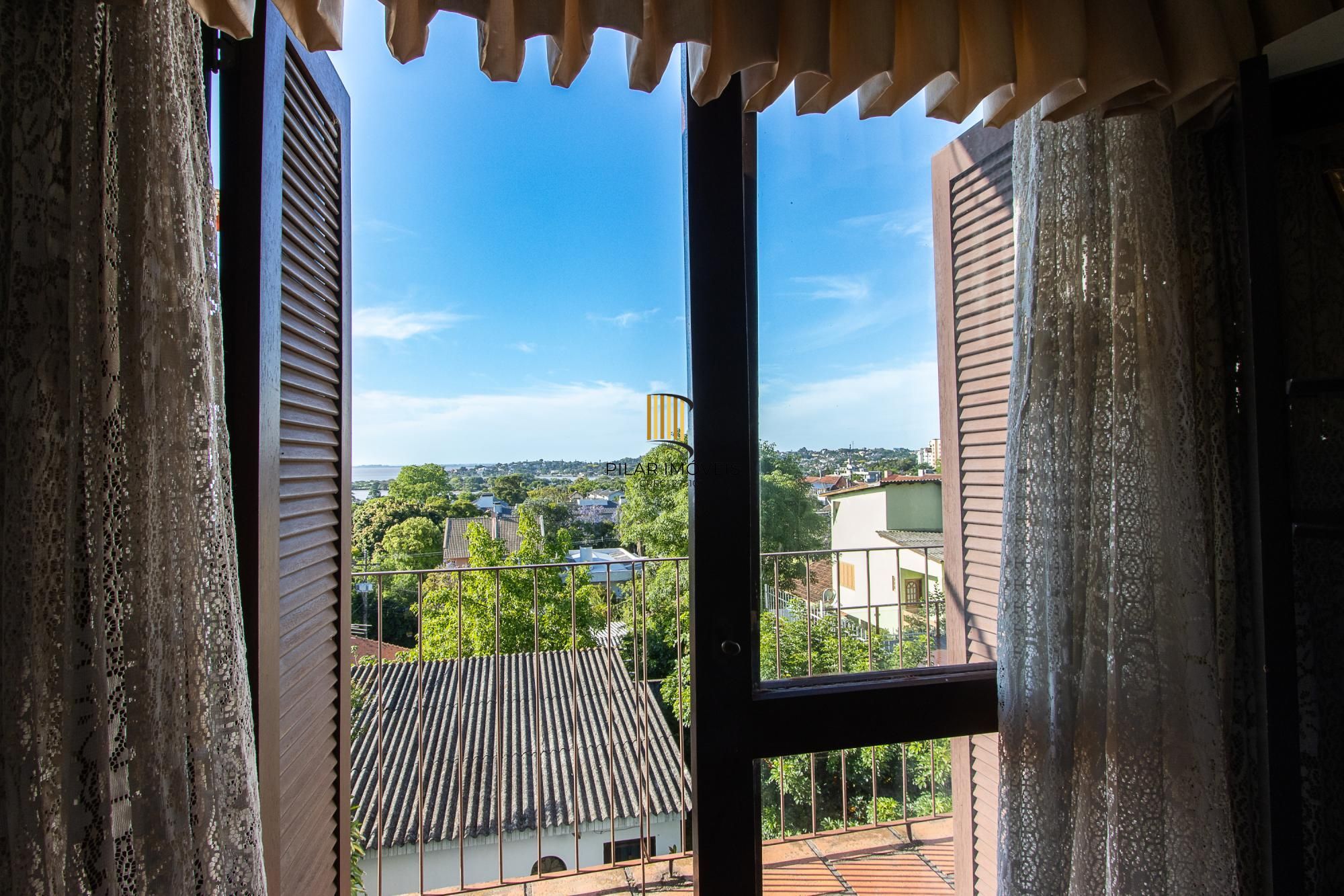 **Casa de 05 dormitórios, 03 suítes, 06 Banheiros, com 315,10m² privativos na Vila Conceição, Porto Alegre, RS**