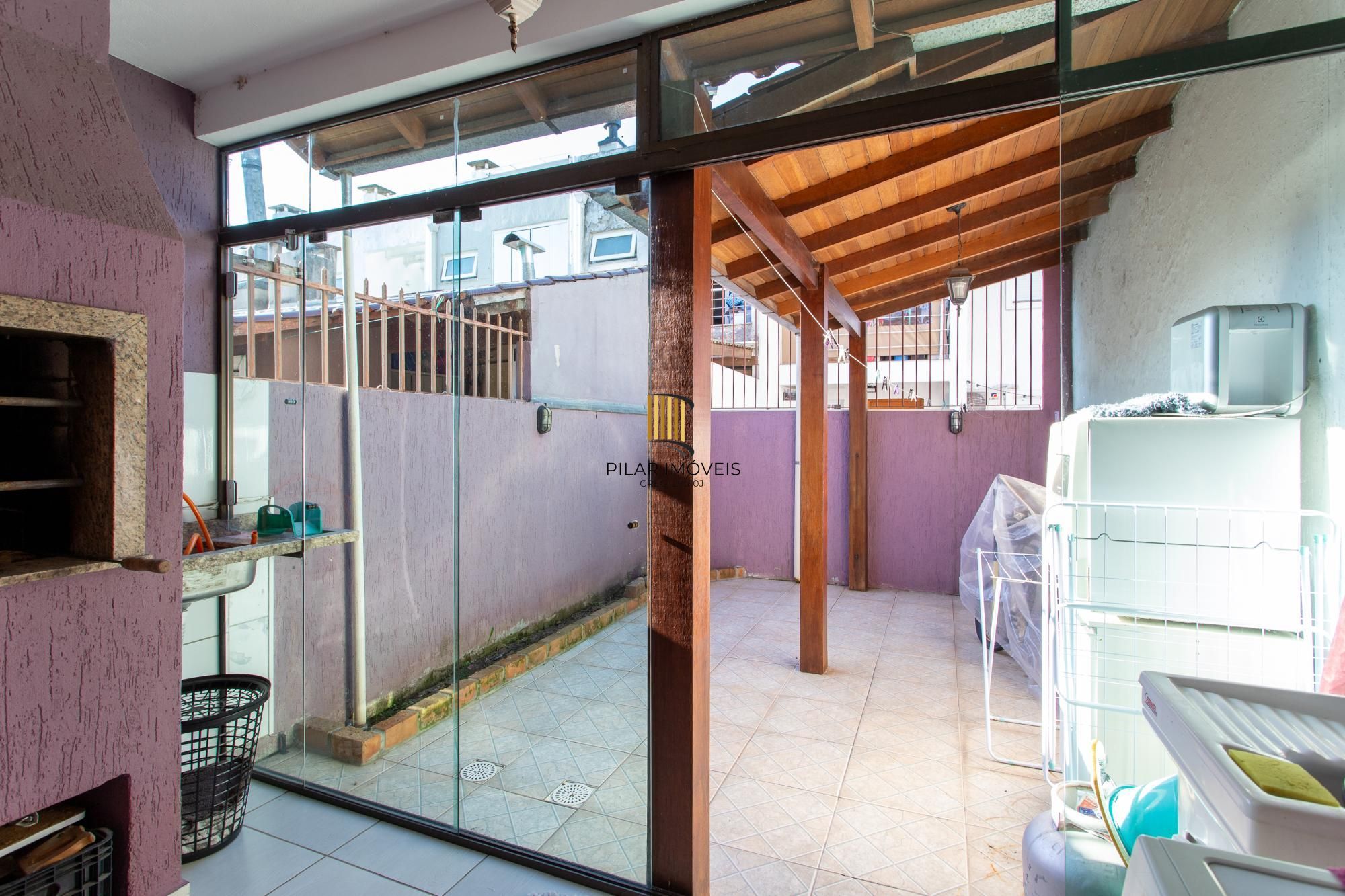 Casa 3 dormitórios no bairro Hípica