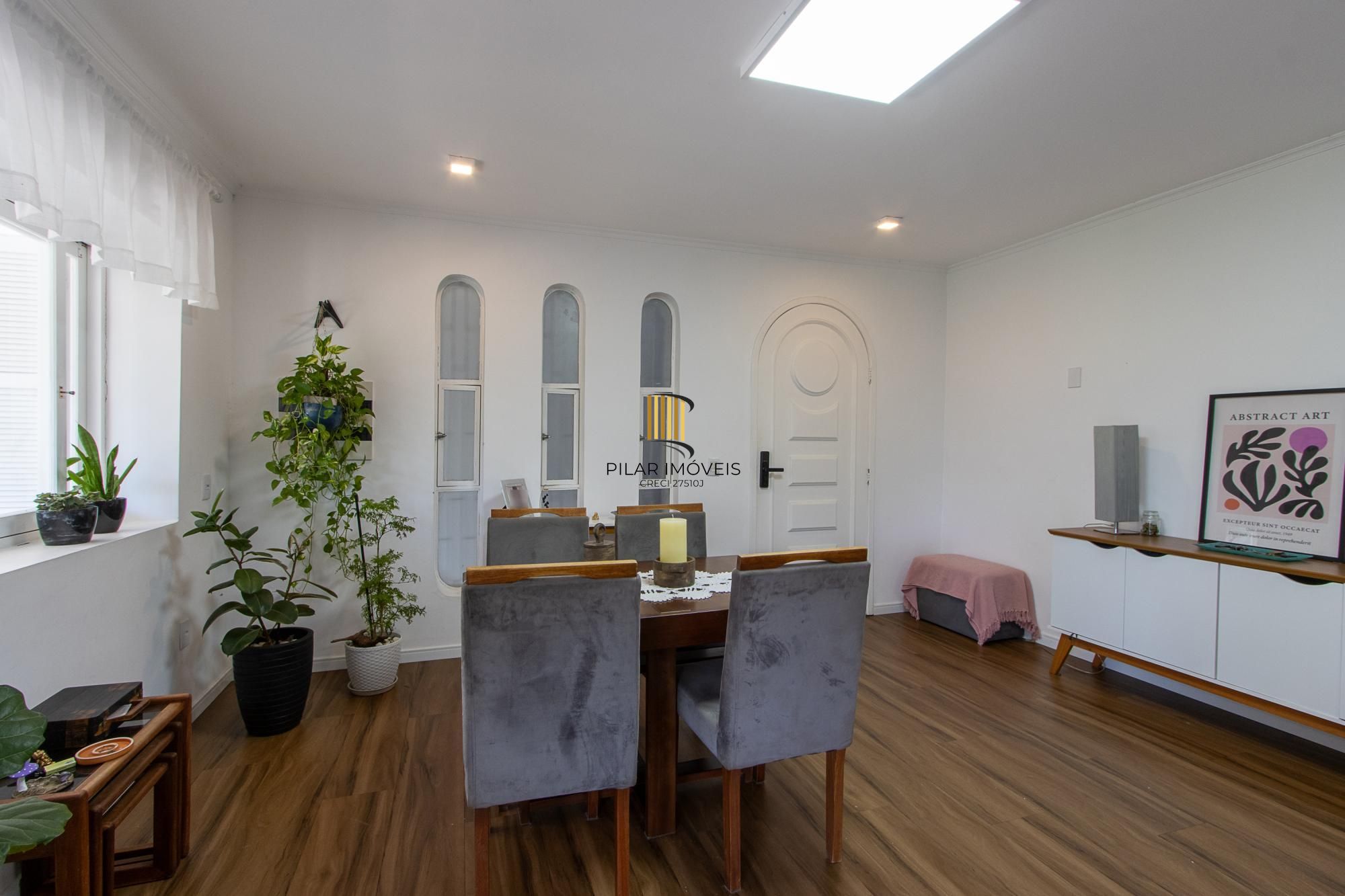 Linda casa totalmente reformada, 3 quartos (1 suite), 2 vagas cobertas - Bairro Nonoai