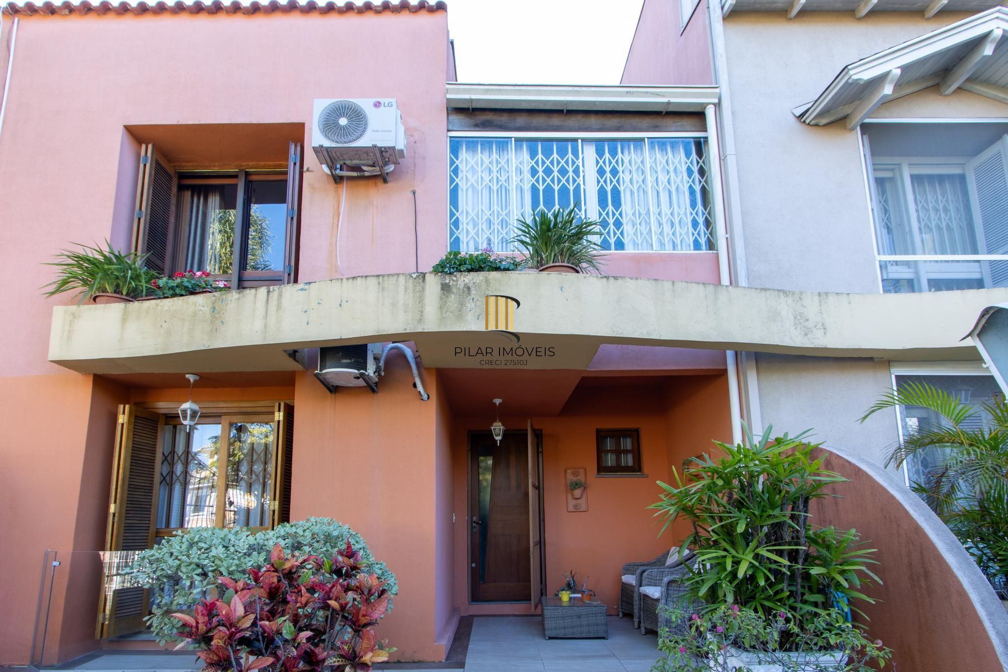 CASA EM CONDOMÍNIO NO BAIRRO IPANEMA — 4 DORMITÓRIOS (2 SUÍTES) — 2 VAGAS