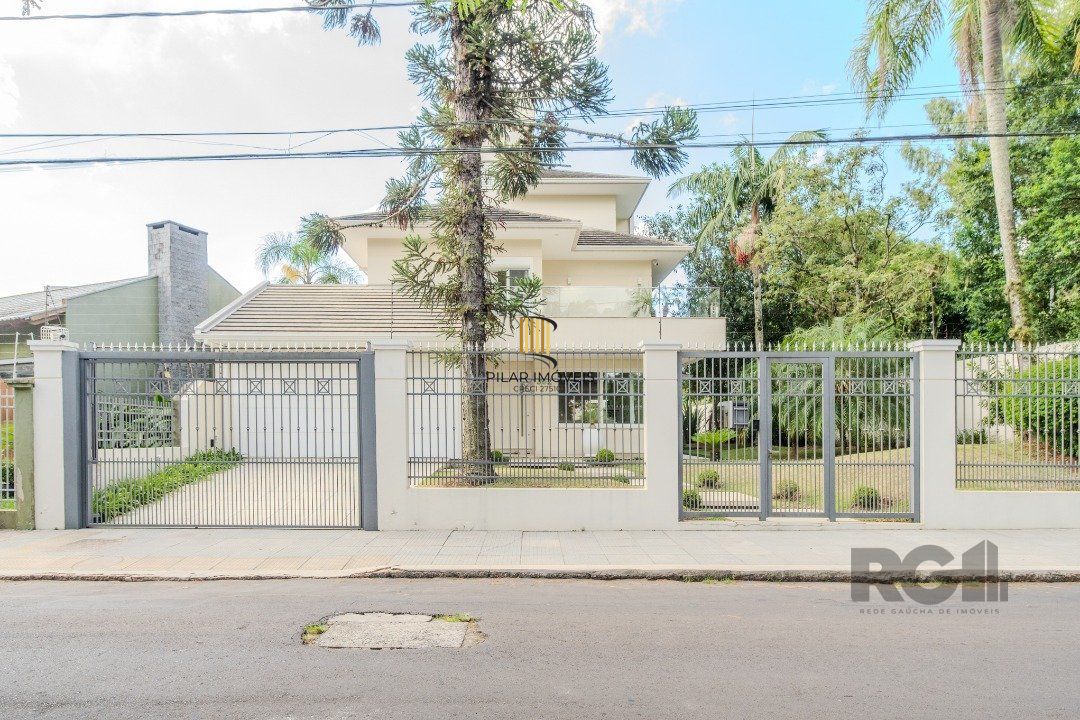 Casa semimobiliada e possui 3 suítes (sendo 1 delas master com closet e hidro)