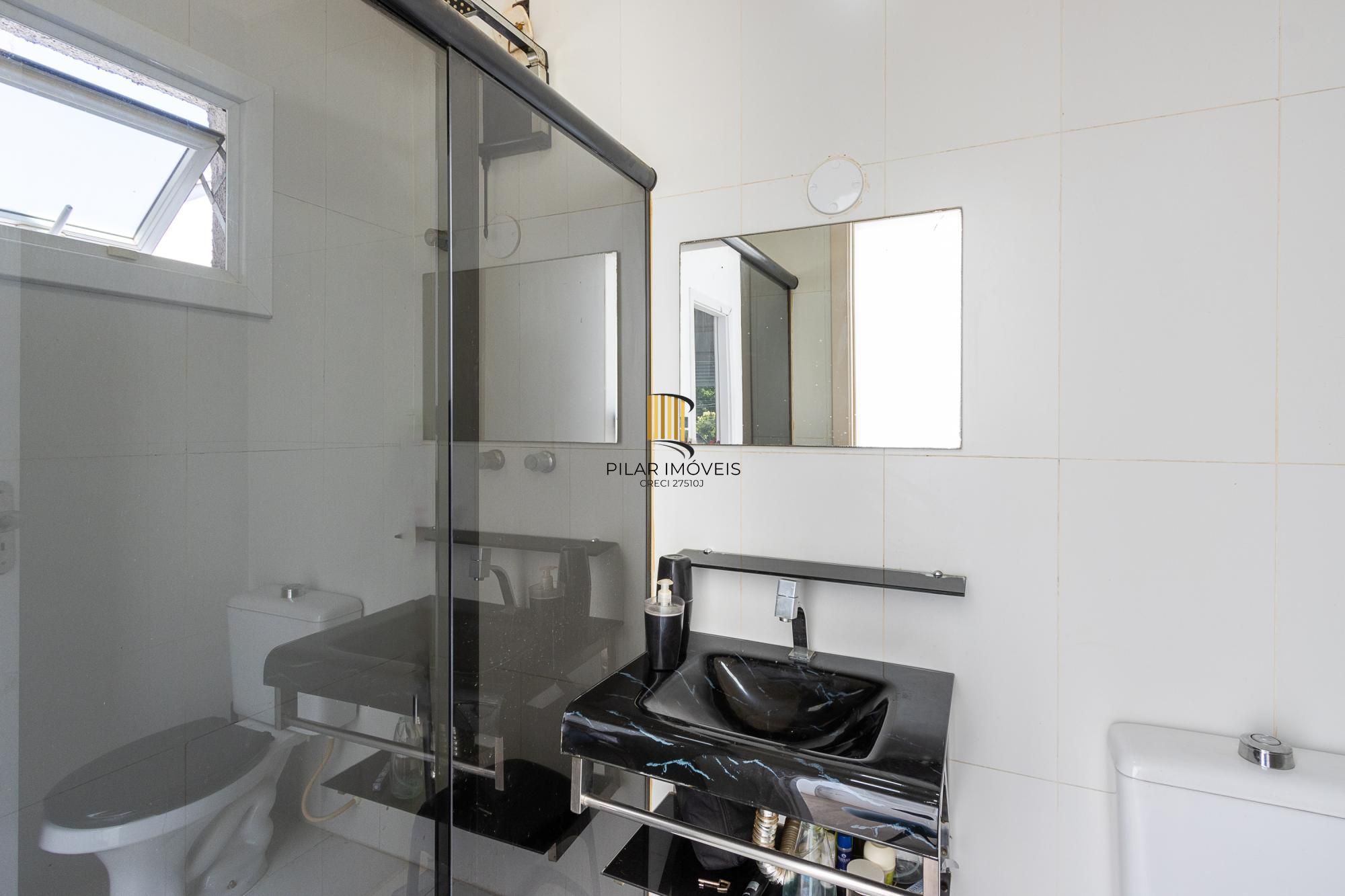 Linda  Casa em condomínio , localizada no bairro TRISTEZA, Zona Sul de PORTO ALEGRE..