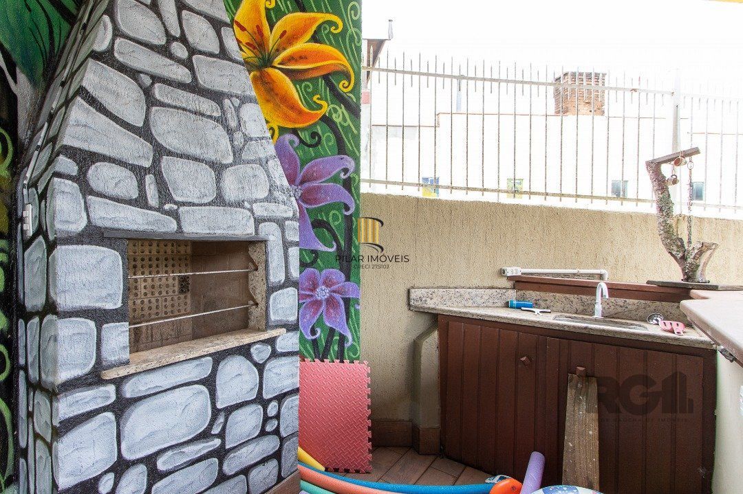 Casa de alvenaria, 3 dormitórios, 1 suíte e pátio com piscina, bairro Espírito Santo.