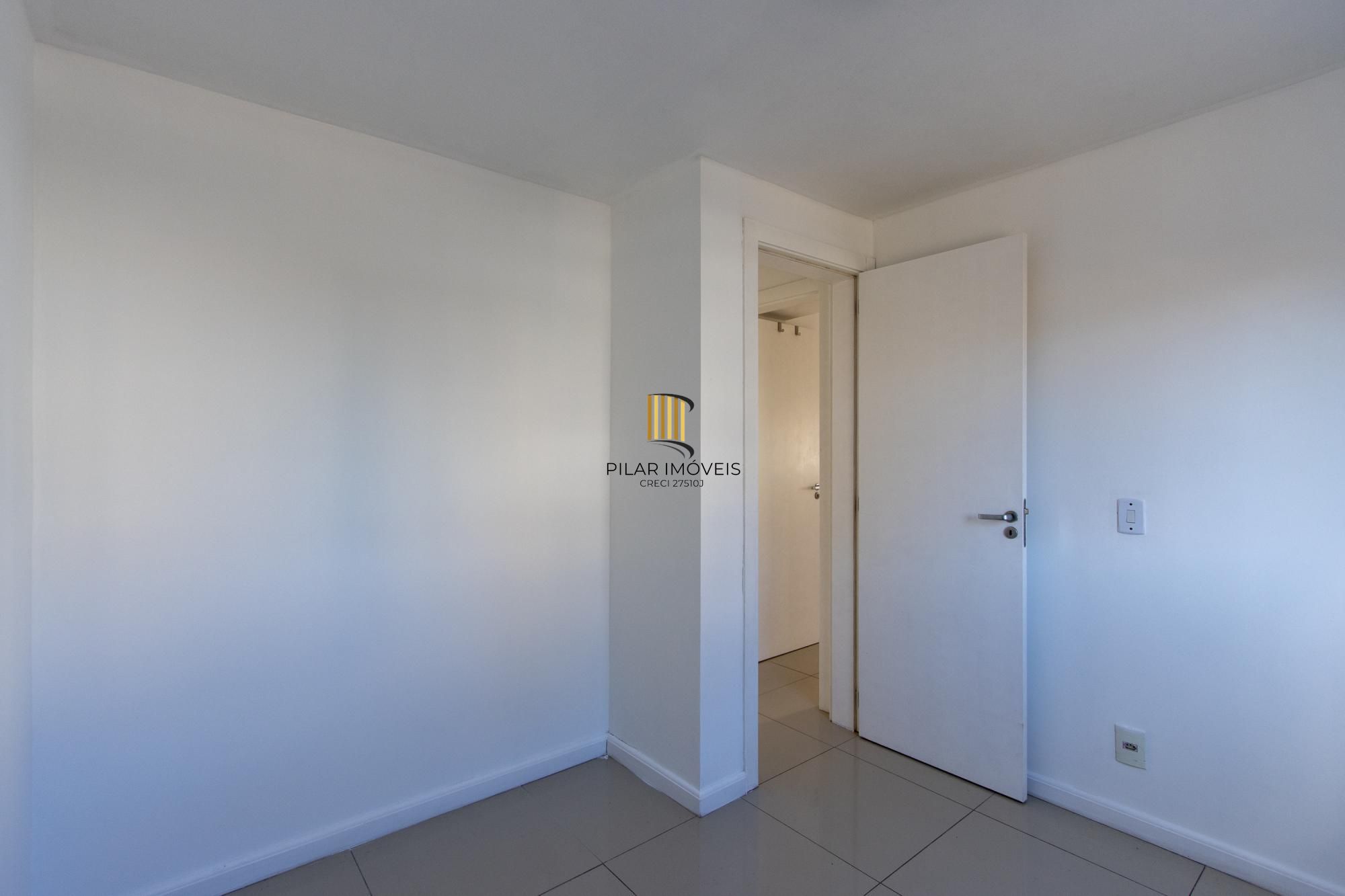 Apartamento térreo desocupado com  2 dormitórios I bairro Hipica