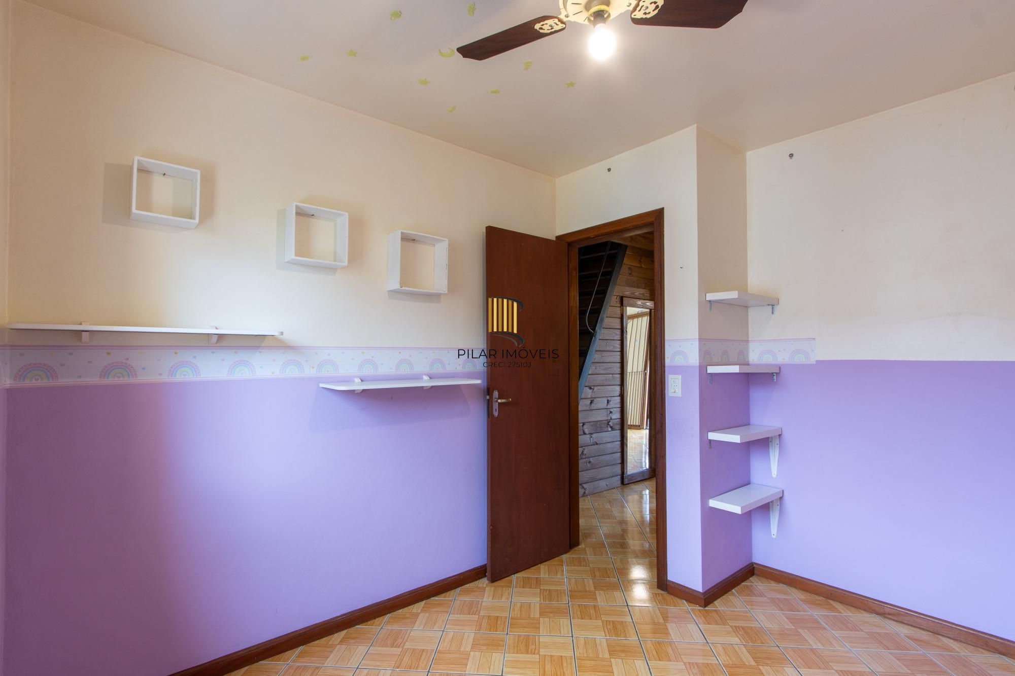 A casa possui 78m² de área construída, com um adicional de 20m²