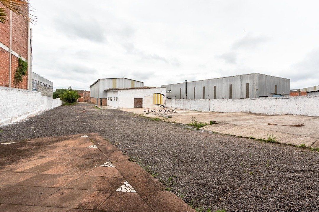 Pavilhão com área construída de cerca de 900m²