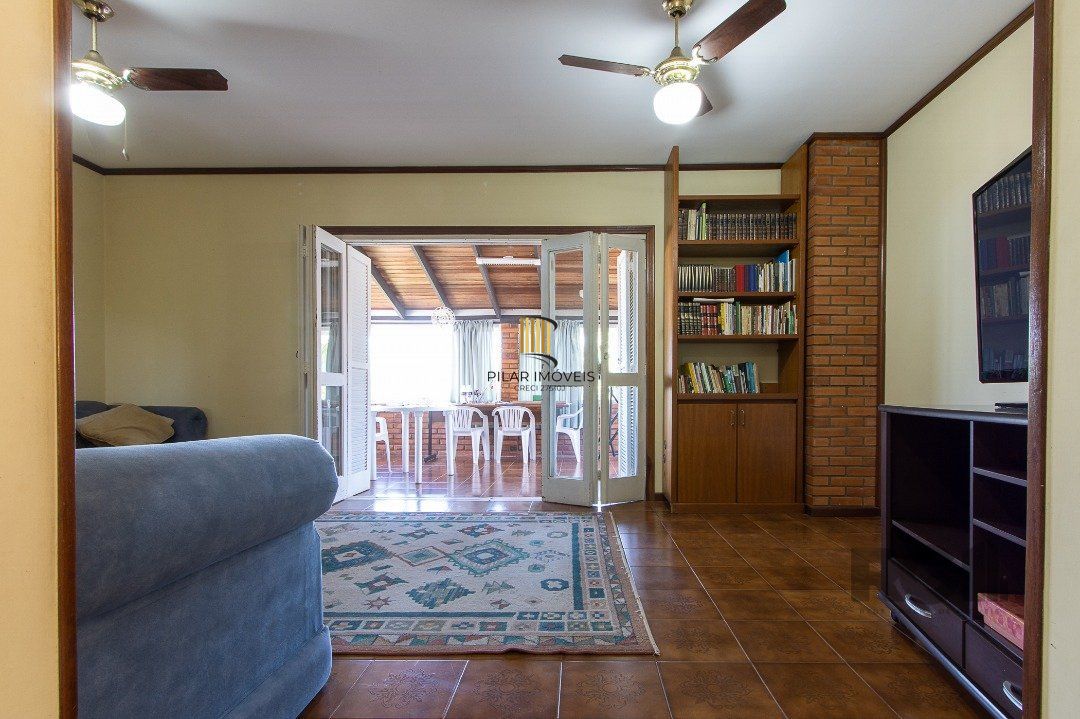 Casa com 4 quartos, suíte, churrasqueira, lareira, garagem coberta e lindo jardim.