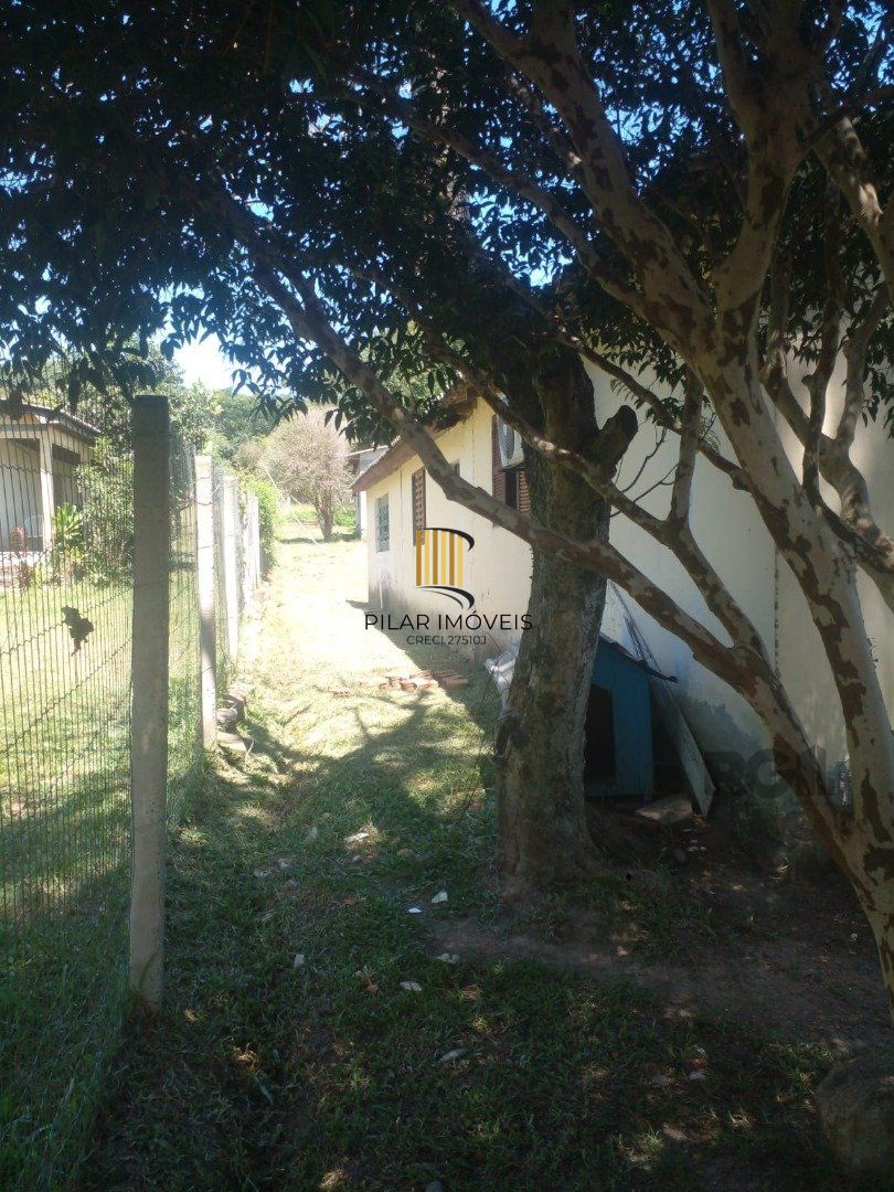 Dois quartos, 01 banheiro, 01 sala de star, 01 sala de jantar, cozinha, 01 garagem para três carros com churrasqueira.