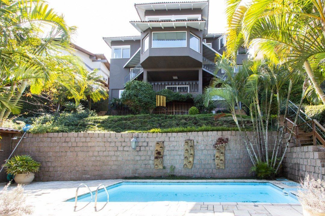 Casa deslumbrante vista do Guaiba, 3 dormitórios, sendo 1 suite master com closet e banheira de hidro com vista para o rio