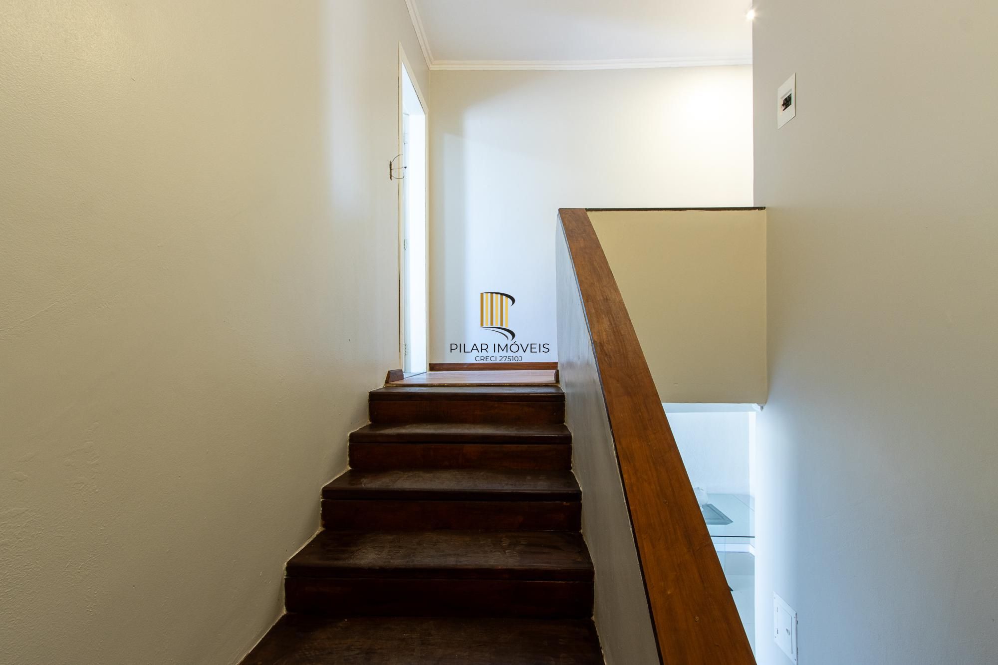 Casa de alvenaria, com 3 quartos, 1 suíte e 3 vagas de garagem.