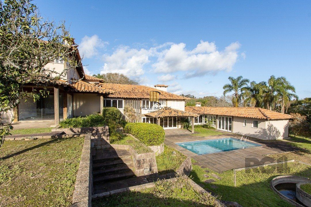 Casa Condomínio a Venda - 880m², 5 dormitórios, sendo 2 suítes, a master com lareira, 4 vagas - Cavalhada