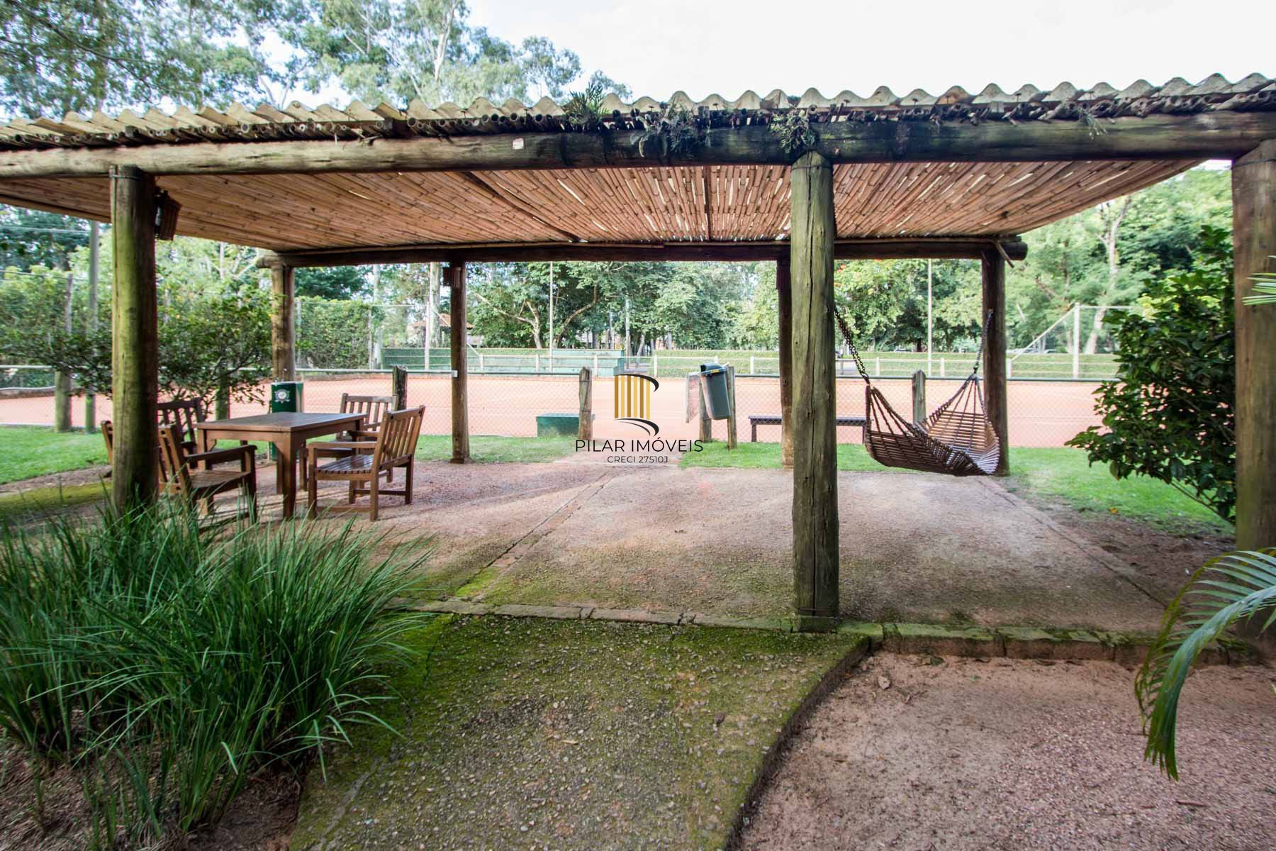 A casa conta com 434m2 de área construída, mas com um aproveitamento total dos 1.012m2 do lote