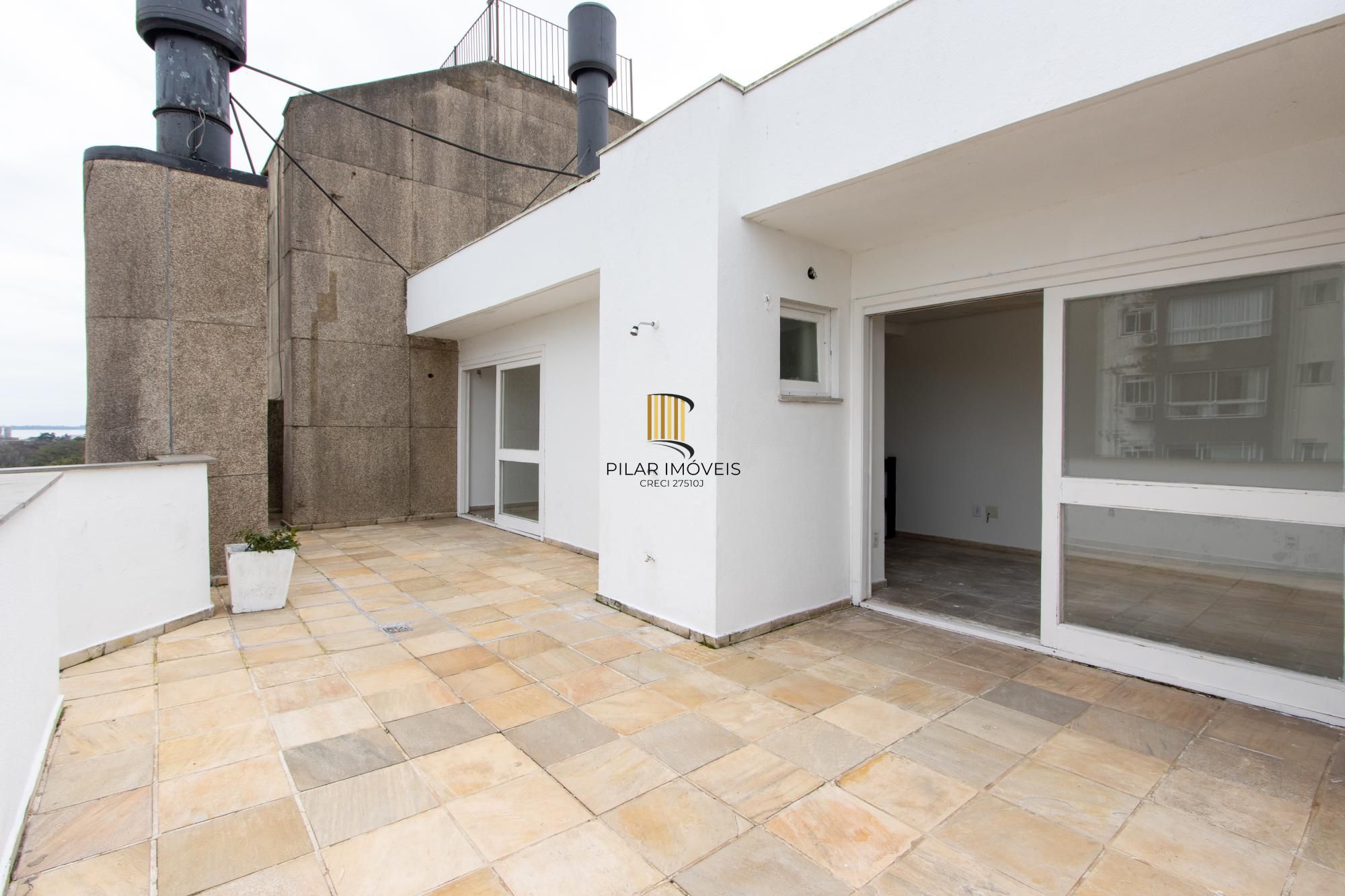 Cobertura com 137m², no Bairro Cristal, de 2 dormitórios, sento uma suíte, ampla sacada, churrasqueira, vista panorâmica, vaga coberta.