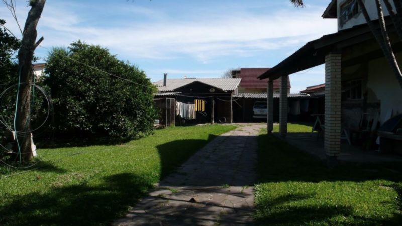 Casa Ampla com 2 pavimentos , grande pátio