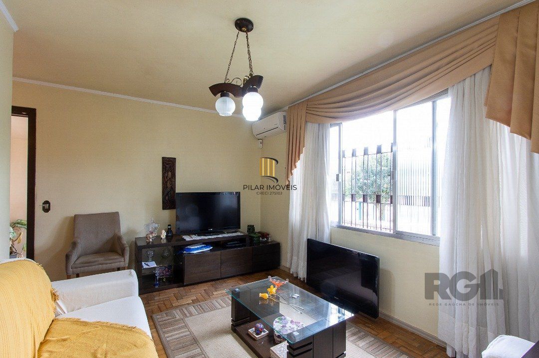 Casa térrea, 2 quartos, 2 vagas, edicula com 1 quarto e um banheiro - Bairro Tristeza