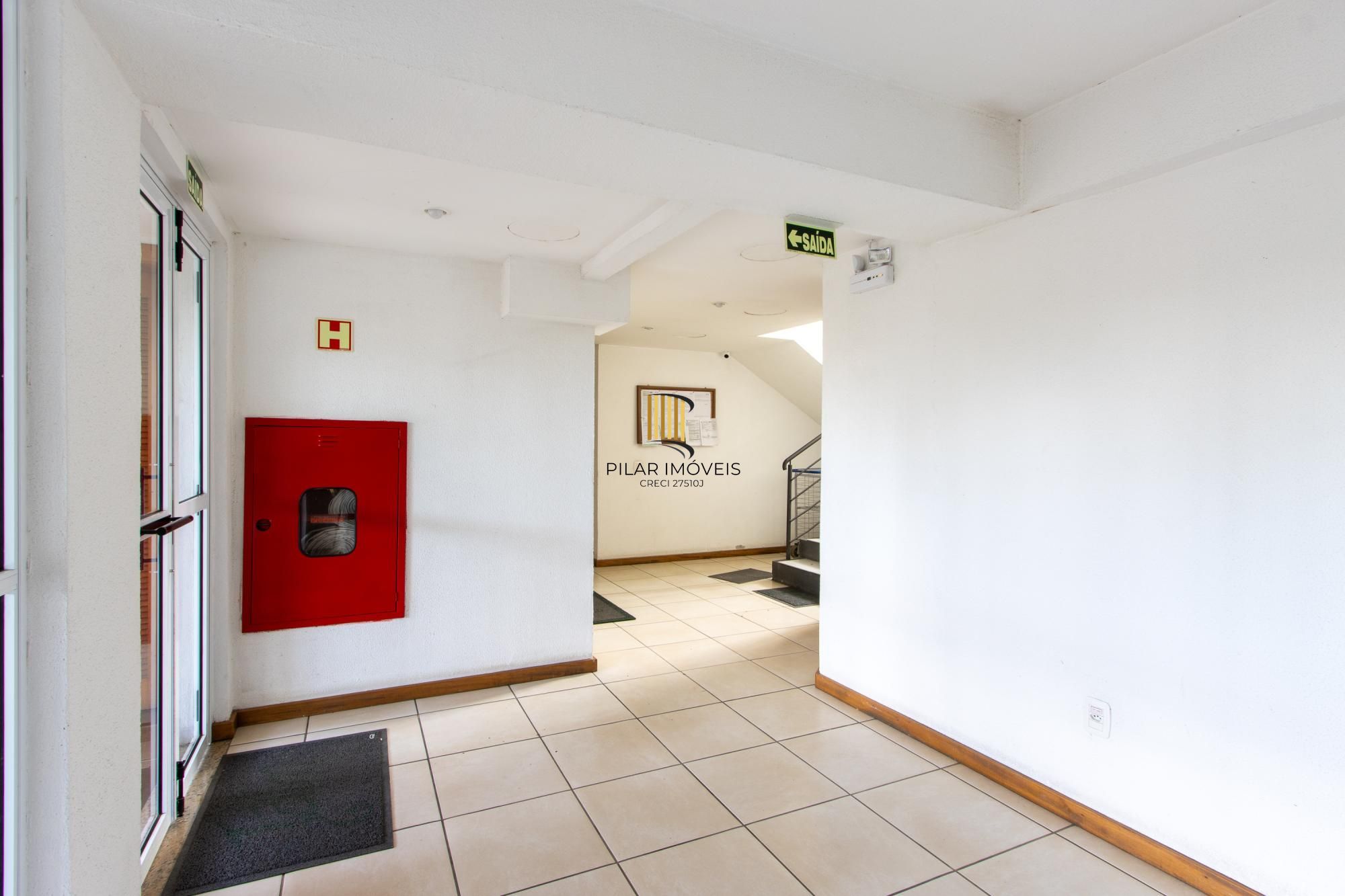Apartamento de 2 dormitórios, na zona sul de Porto Alegre, semi-mobiliado, churrasqueira e box escriturado.