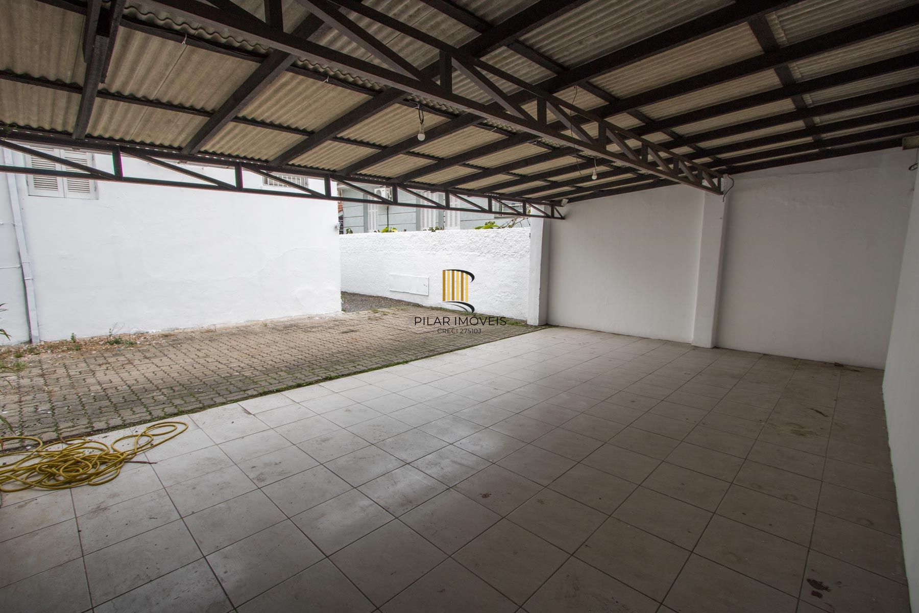 Casa comercial com aproximadamente 157m² privativos
