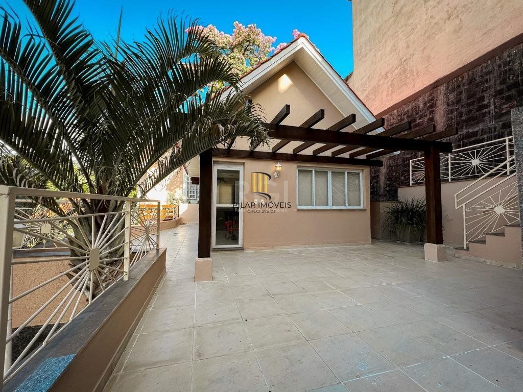 Casa de Condomínio 3 dormitórios no bairro Pedra Redonda