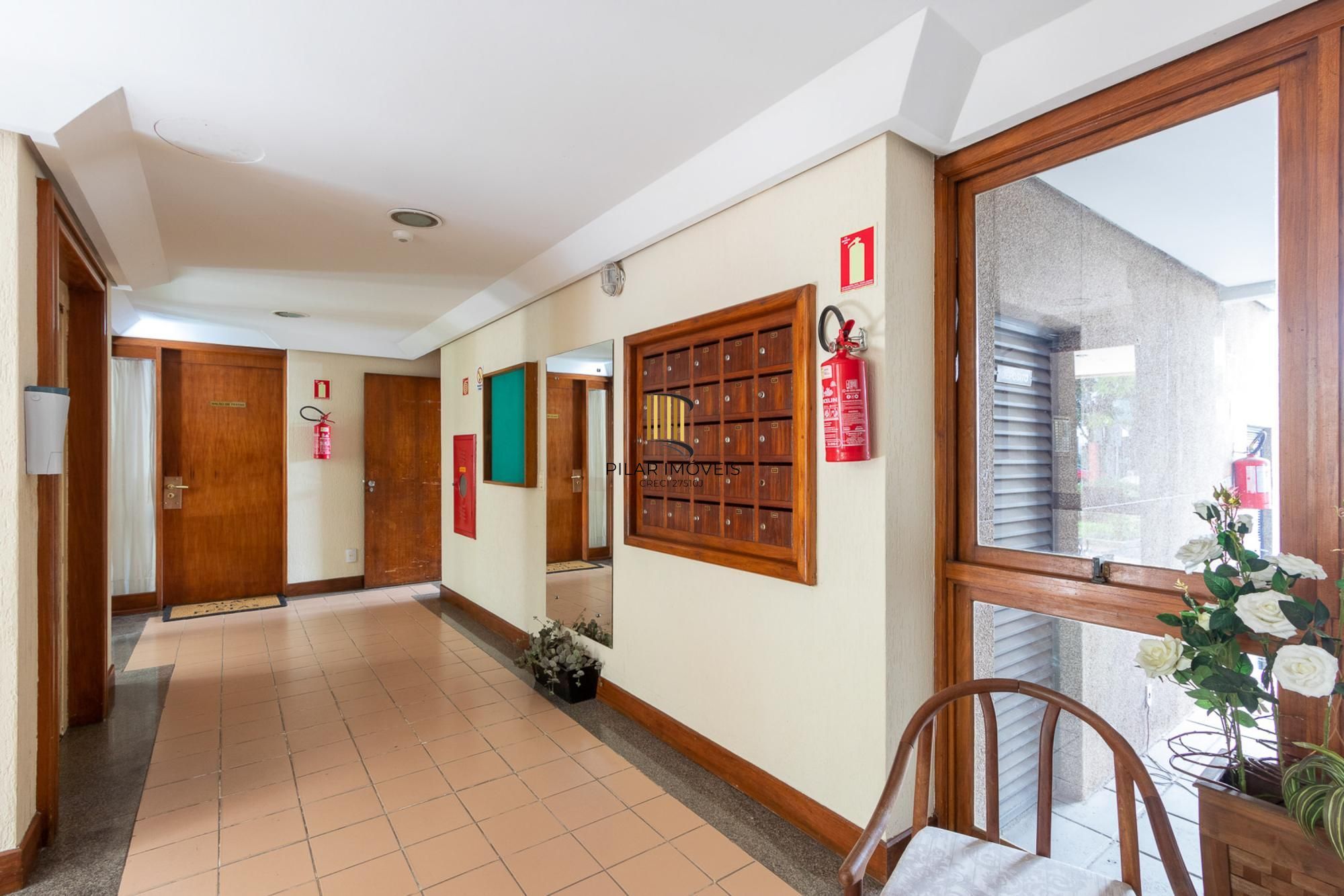 Cobertura com 137m², no Bairro Cristal, de 2 dormitórios, sento uma suíte, ampla sacada, churrasqueira, vista panorâmica, vaga coberta.