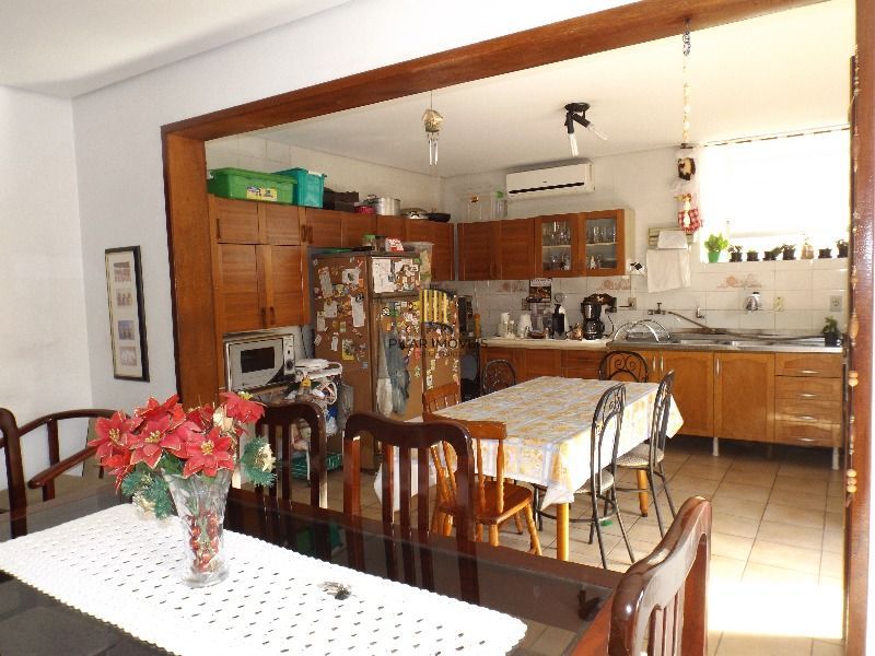 Casa para Venda - 250m², 3 dormitórios, sendo 3 suites, 7 vagas - Medianeira