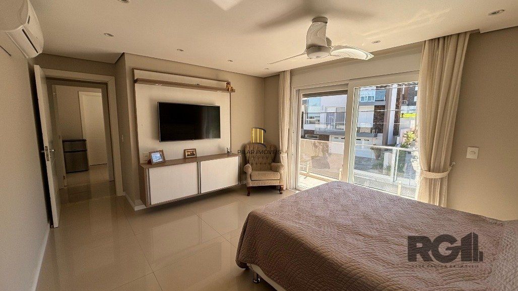 Casa em condomínio com 4 suítes, 4 vagas de garagem, pátio com piscina