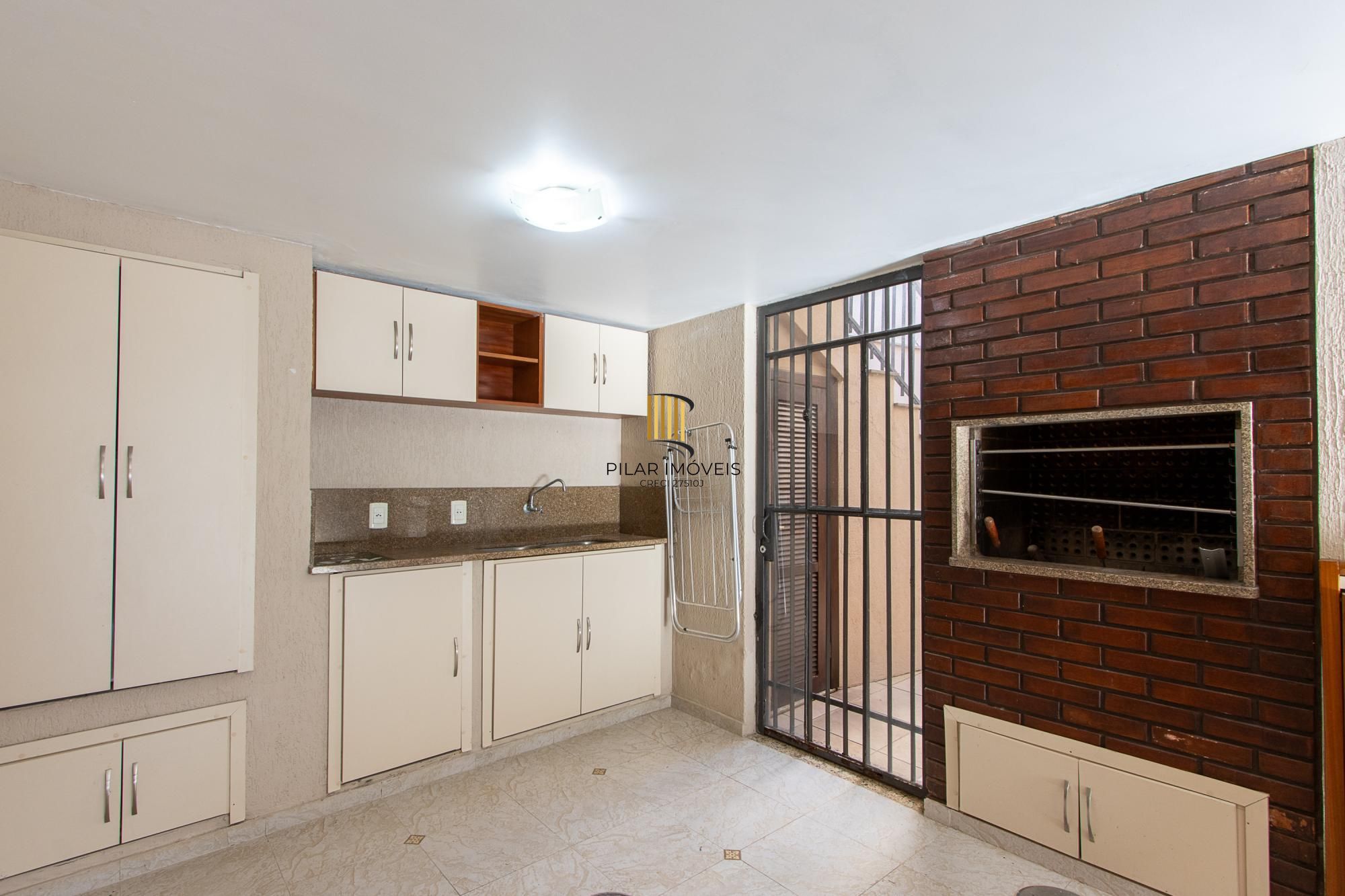 Excelente casa de 3 dormitórios, 1 suíte, pátio, piscina e vaga para 2 carros cobertas.