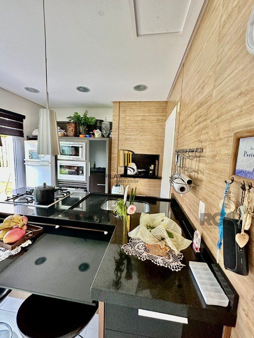 CASA EM CONDOMINIO COM TRES DORMITÓRIOS TRES SUITES