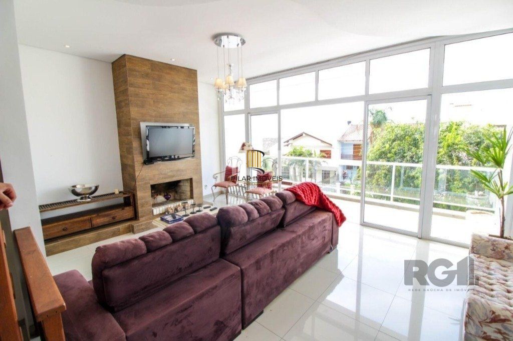 Casa para Venda - 300m², 3 dormitórios, sendo 1 suites, 4 vagas - Teresópolis