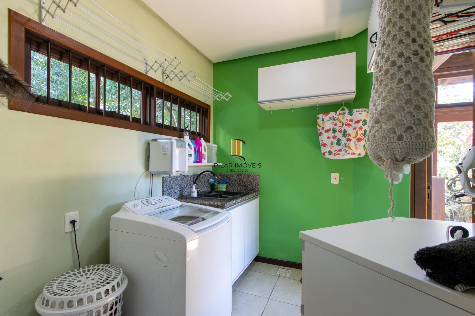 Casa com 3 quartos e 357m² à venda em Tristeza, Porto Alegre.