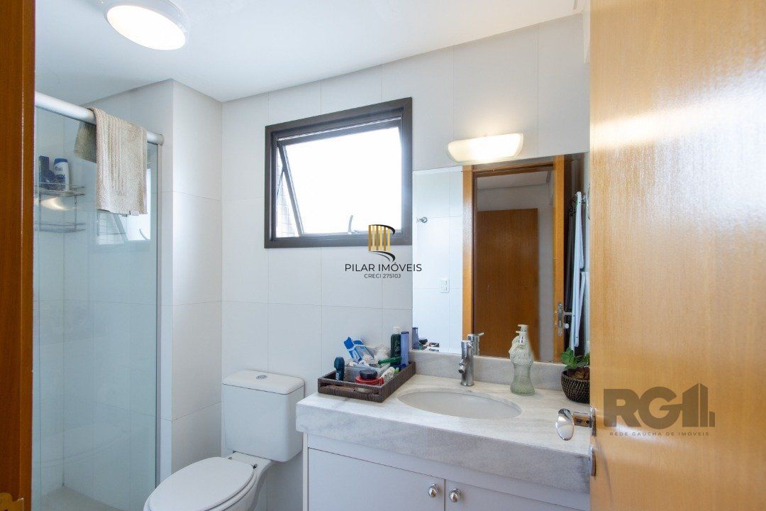 Apartamento possui 3 dormitórios, sendo 1 suíte, semi-mobiliado, com 107,27m² de área privativa, living para 2 ambientes, espaço gourmet com churrasqueira, cozinha com área de serviço; 2 vagas simples de garagem