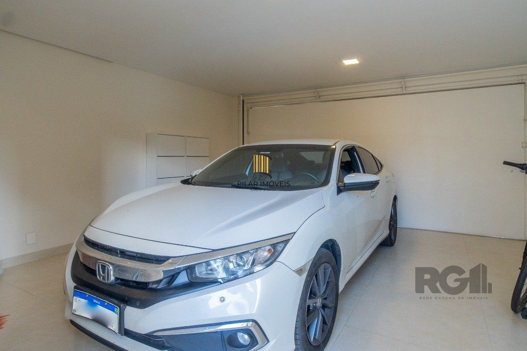 Casa semimobiliada e possui 3 suítes (sendo 1 delas master com closet e hidro)